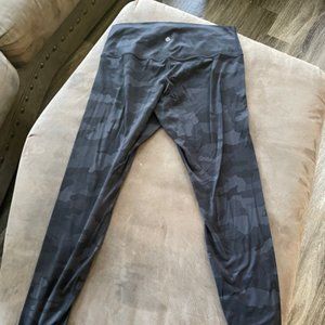 Lululemon Women's Black Camo Align 28" Size 12
